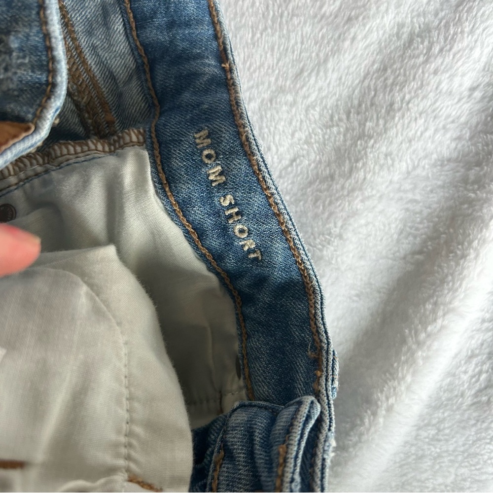 American Eagle Mom short with embroidered flowers - Picture 2 of 6